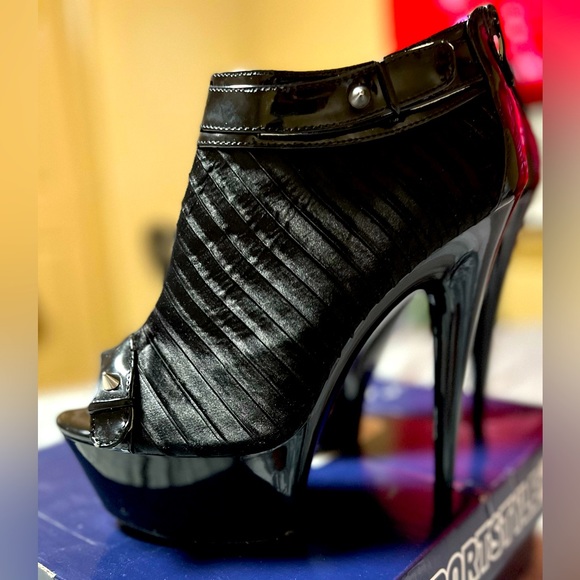 Shoes - Black platform heels 👠
